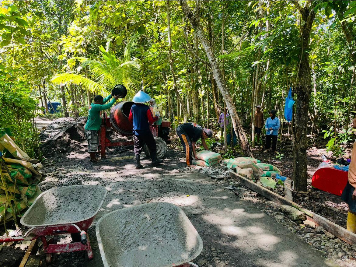 GIAT WARGA DALAM PEMBANGUNAN JALAN CORBLOK PADUKUHAN KALINONGKO